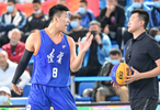 男籃全運最悲壯一幕！遼籃小將拄拐杖參賽：登場砍2分成溫馨一幕！
